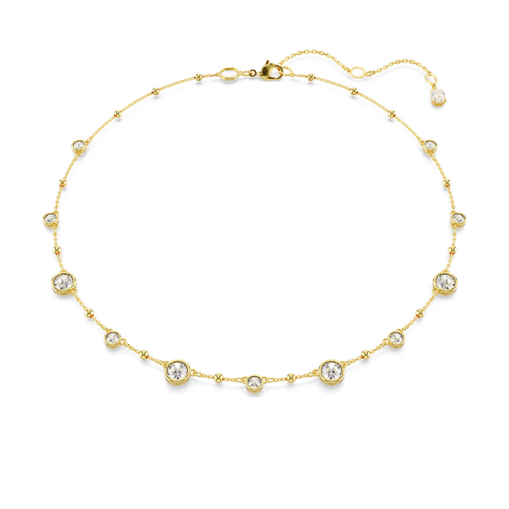 Collier femme en or avec pierres brillantes style ras de cou porté autour du cou, bijou élégant et raffiné