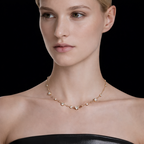 Collier femme en or avec pierres brillantes style ras de cou porté autour du cou, bijou élégant et raffiné
