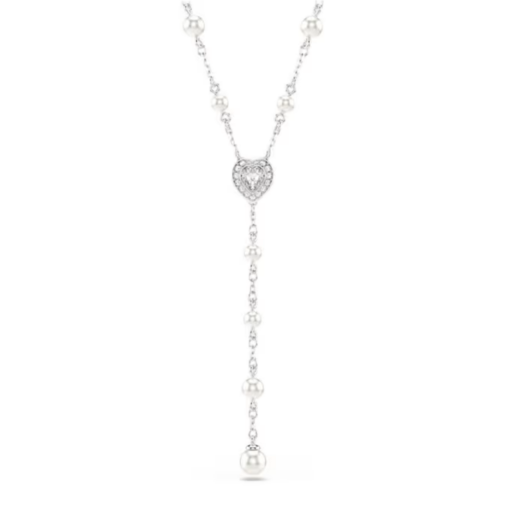 Collier femme en argent avec pendentif goutte et pierres brillantes en zirconium porté autour du cou, style élégant et raffiné