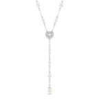 Collier femme en argent avec pendentif goutte et pierres brillantes en zirconium porté autour du cou, style élégant et raffiné