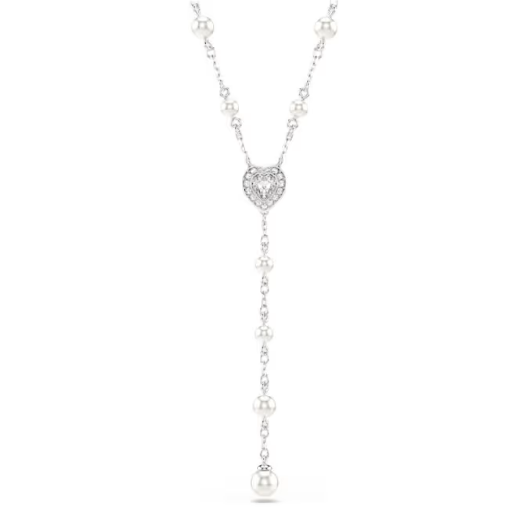 Collier femme en argent avec pendentif goutte et pierres brillantes en zirconium porté autour du cou, style élégant et raffiné