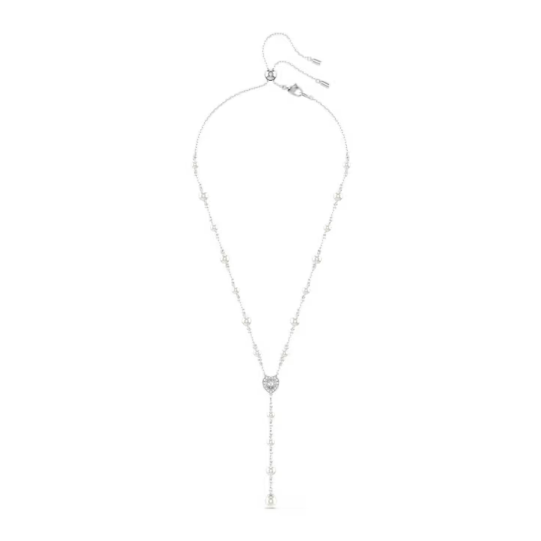 Collier femme en argent avec pendentif goutte et pierres brillantes en zirconium porté autour du cou, style élégant et raffiné