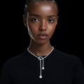 Collier femme en argent avec pendentif perle et pierres brillantes en zirconium porté autour du cou, style élégant et sophistiqué