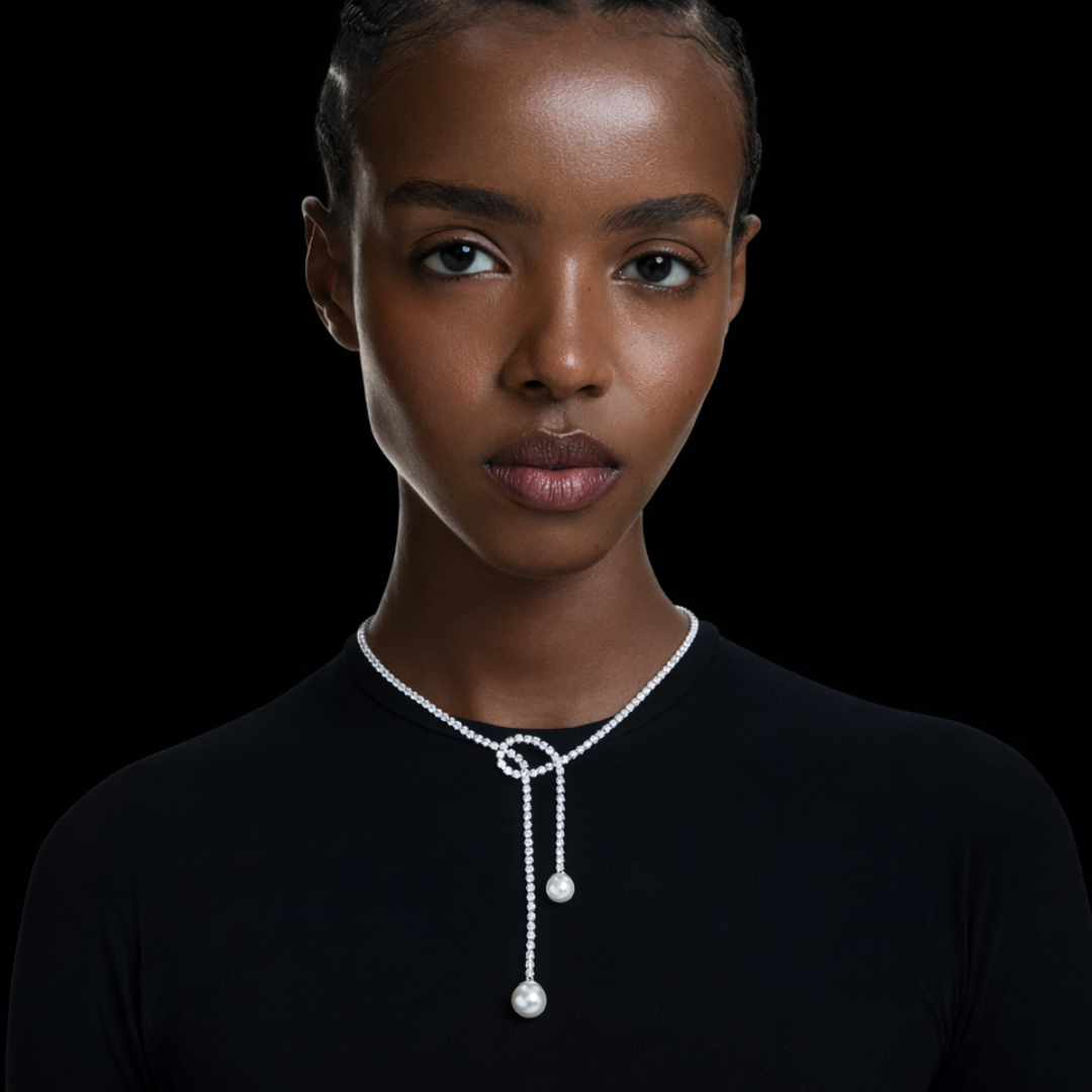 Collier femme en argent avec pendentif perle et pierres brillantes en zirconium porté autour du cou, style élégant et sophistiqué