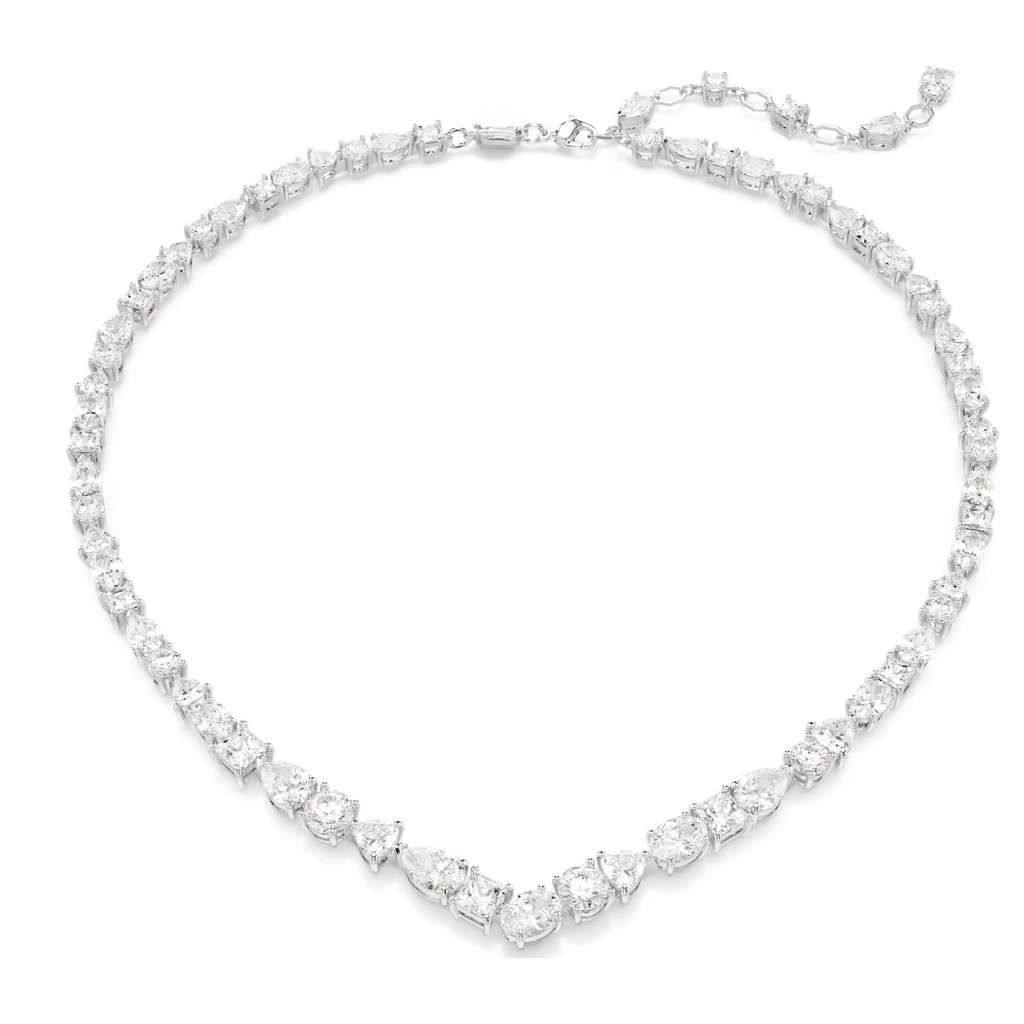 Collier femme en argent avec pierres brillantes serties porté autour du cou, style élégant et sophistiqué