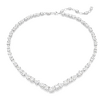 Collier femme en argent avec pierres brillantes serties porté autour du cou, style élégant et sophistiqué