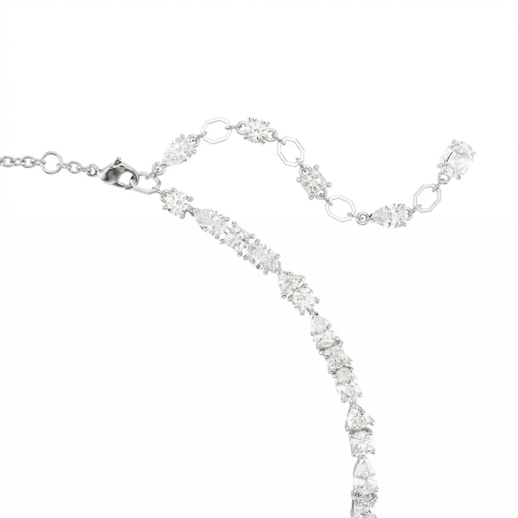 Collier femme en argent avec pierres brillantes serties porté autour du cou, style élégant et sophistiqué