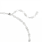Collier femme en argent avec pierres brillantes serties porté autour du cou, style élégant et sophistiqué