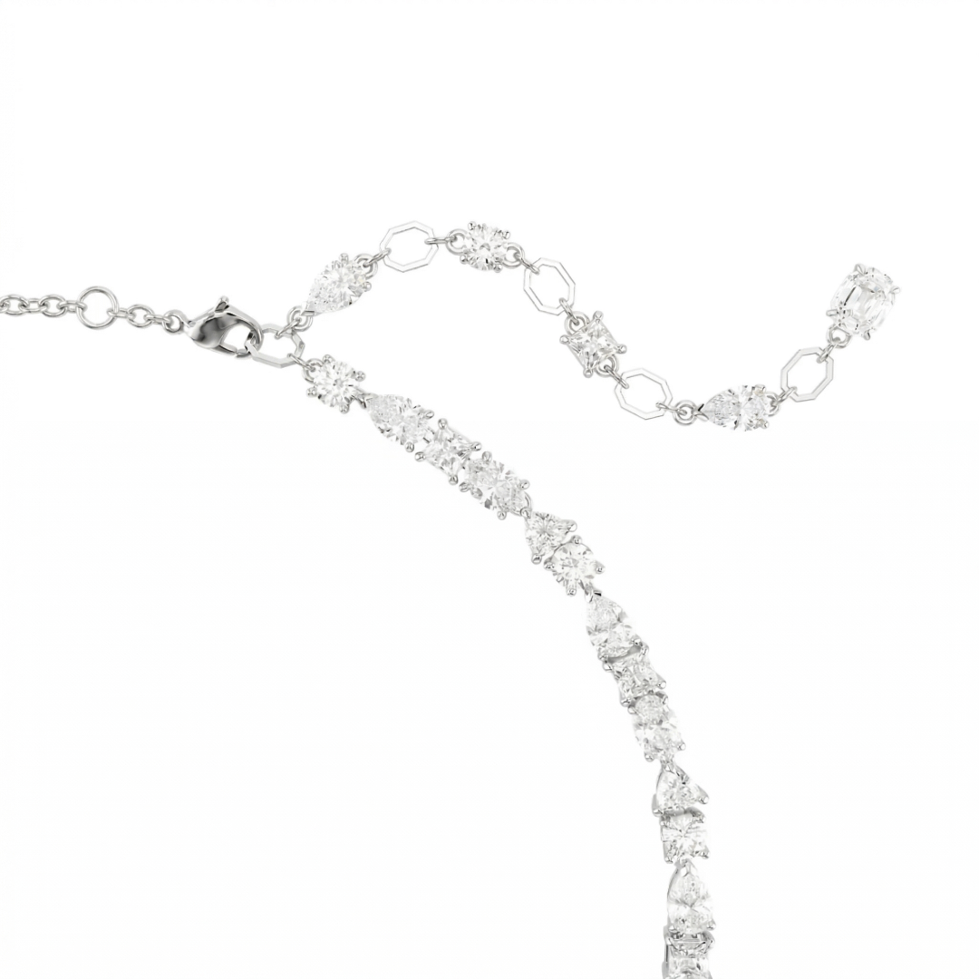 Collier femme en argent avec pierres brillantes serties porté autour du cou, style élégant et sophistiqué