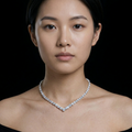 Collier femme en argent avec pierres brillantes serties porté autour du cou, style élégant et sophistiqué