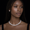 Collier femme en argent avec pierres en forme de goutte en zirconium porté autour du cou, style luxe et raffiné