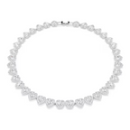 Collier femme en argent avec pierres en forme de goutte en zirconium porté autour du cou, style luxe et raffiné