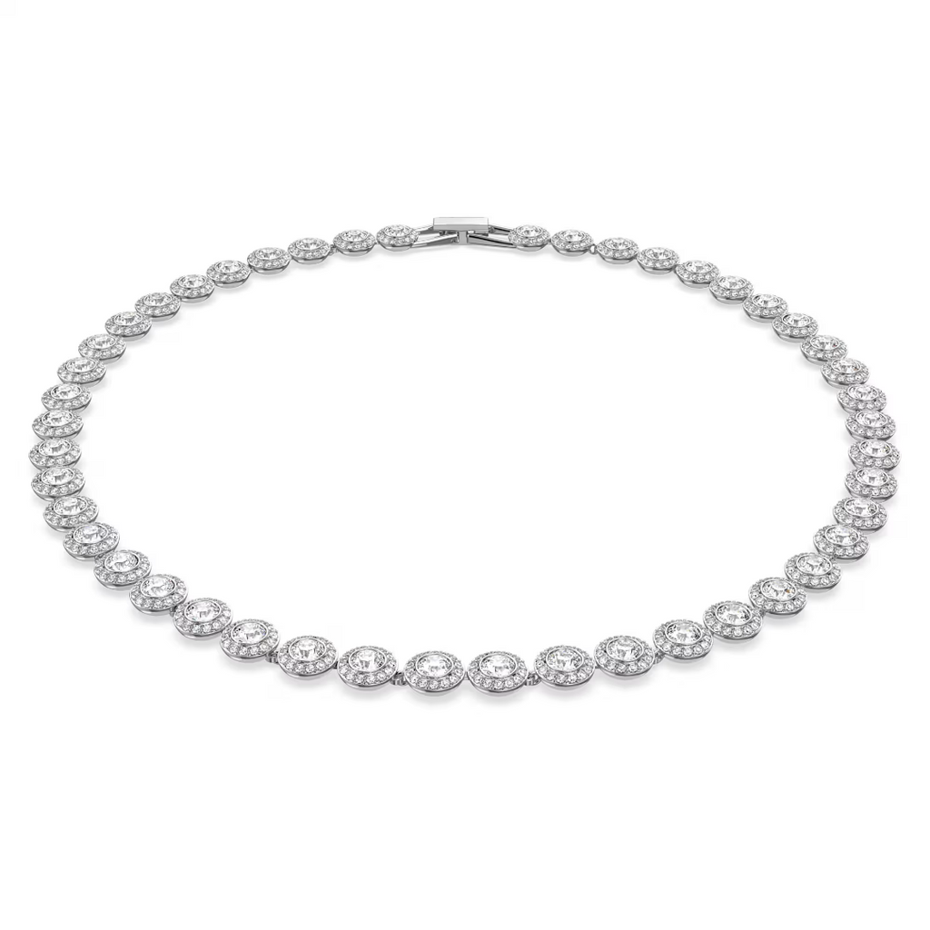 Collier femme ras de cou en argent avec pierres brillantes serties porté autour du cou, style luxe et élégant