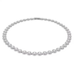 Collier femme ras de cou en argent avec pierres brillantes serties porté autour du cou, style luxe et élégant