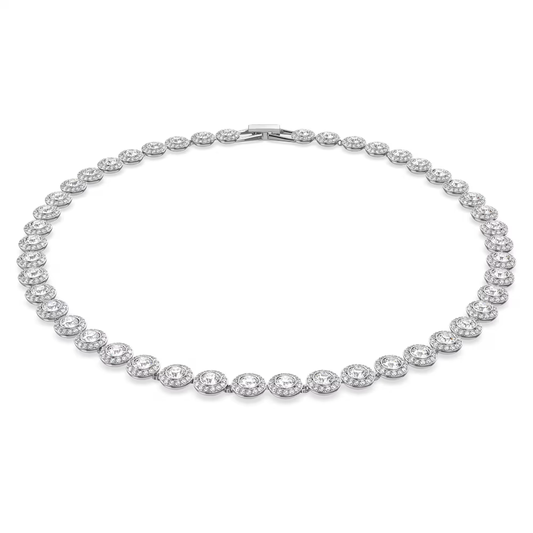 Collier femme ras de cou en argent avec pierres brillantes serties porté autour du cou, style luxe et élégant