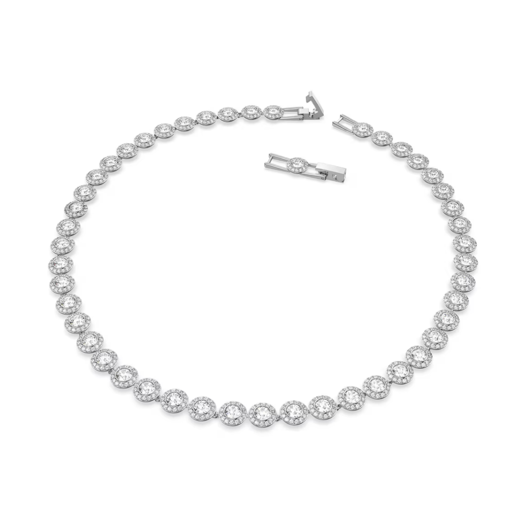 Collier femme ras de cou en argent avec pierres brillantes serties porté autour du cou, style luxe et élégant