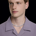 Collier homme type tennis en argent avec pierres brillantes en zirconium porté autour du cou, style moderne et élégant