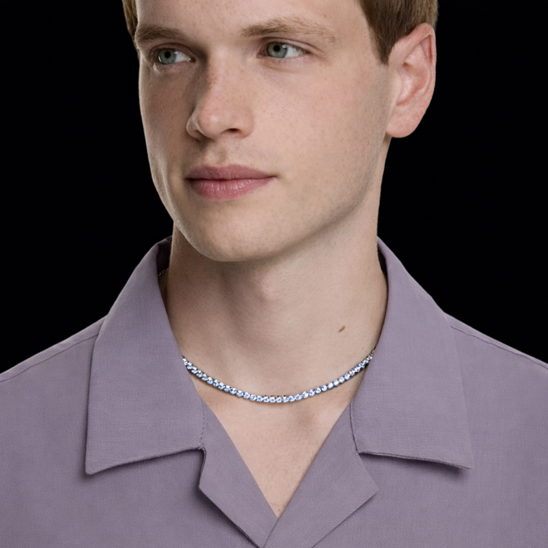 Collier homme type tennis en argent avec pierres brillantes en zirconium porté autour du cou, style moderne et élégant