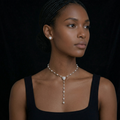 Collier femme en argent avec pendentif goutte et pierres brillantes en zirconium porté autour du cou, style élégant et raffiné
