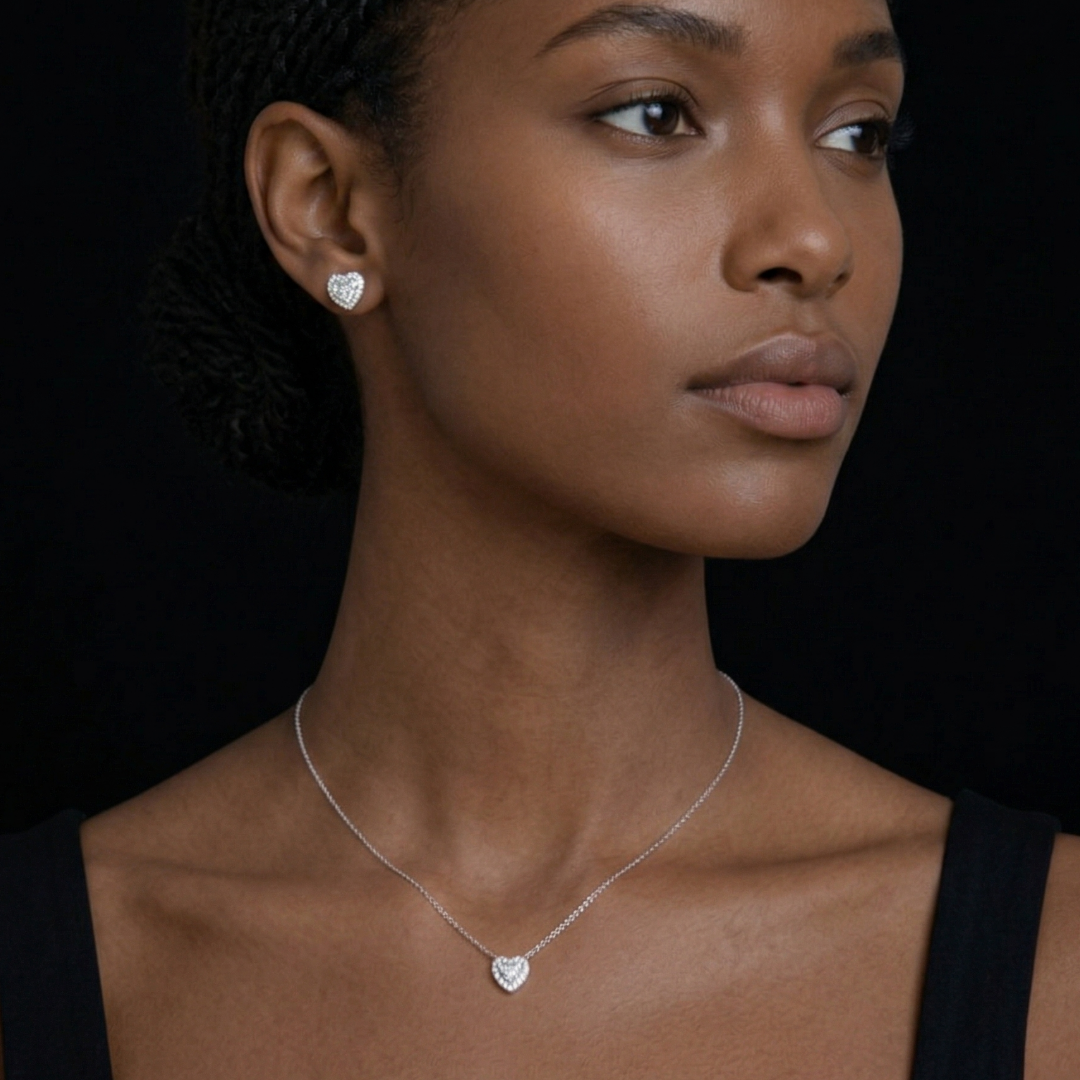 Parure femme en argent avec collier et boucles d’oreilles cœur sertis de pierres zirconium portés, style élégant et raffiné