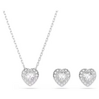 Parure femme en argent avec collier et boucles d’oreilles cœur sertis de pierres zirconium portés, style élégant et raffiné