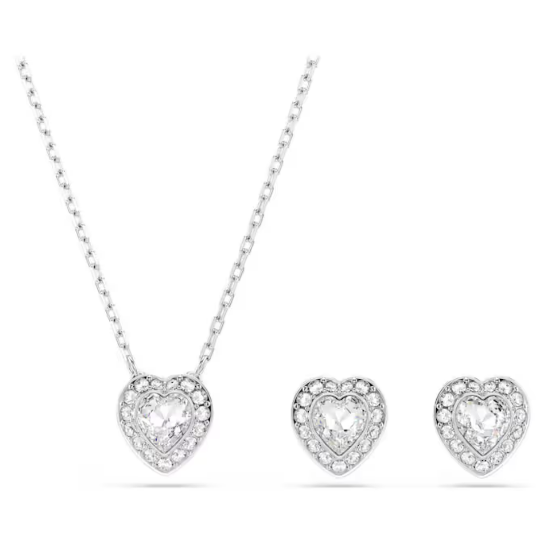 Parure femme en argent avec collier et boucles d’oreilles cœur sertis de pierres zirconium portés, style élégant et raffiné