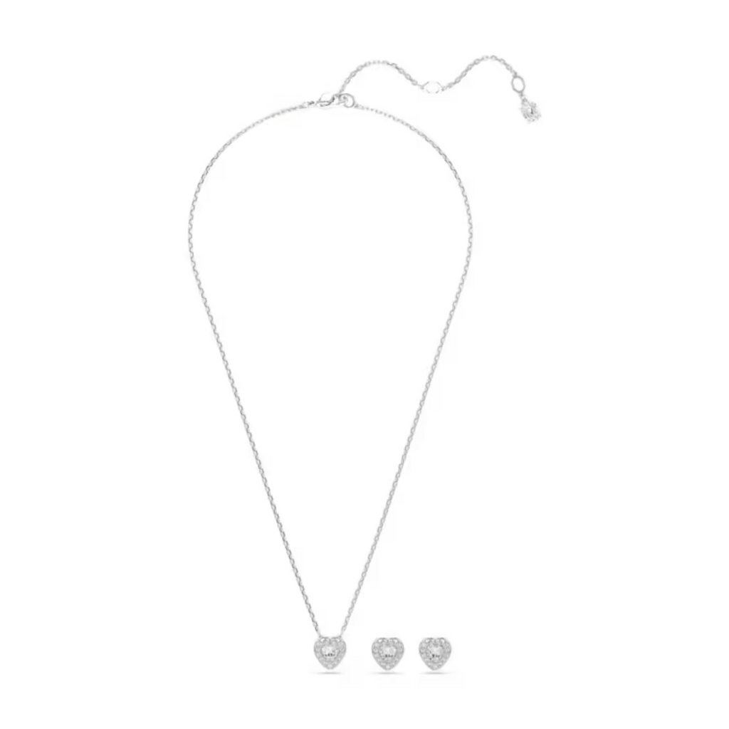 Parure femme en argent avec collier et boucles d’oreilles cœur sertis de pierres zirconium portés, style élégant et raffiné
