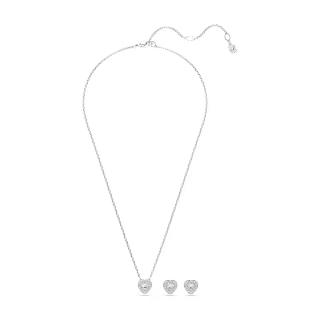 Parure femme en argent avec collier et boucles d’oreilles cœur sertis de pierres zirconium portés, style élégant et raffiné