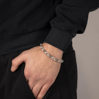 Bracelet perlé en argent avec détails zirconium porté au poignet d’un homme, style minimaliste et élégant