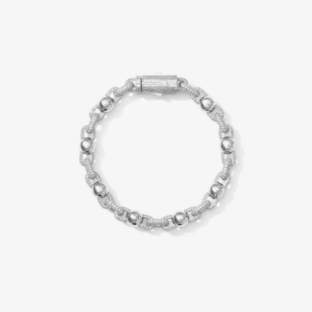 Bracelet perlé en argent avec détails zirconium porté au poignet d’un homme, style minimaliste et élégant