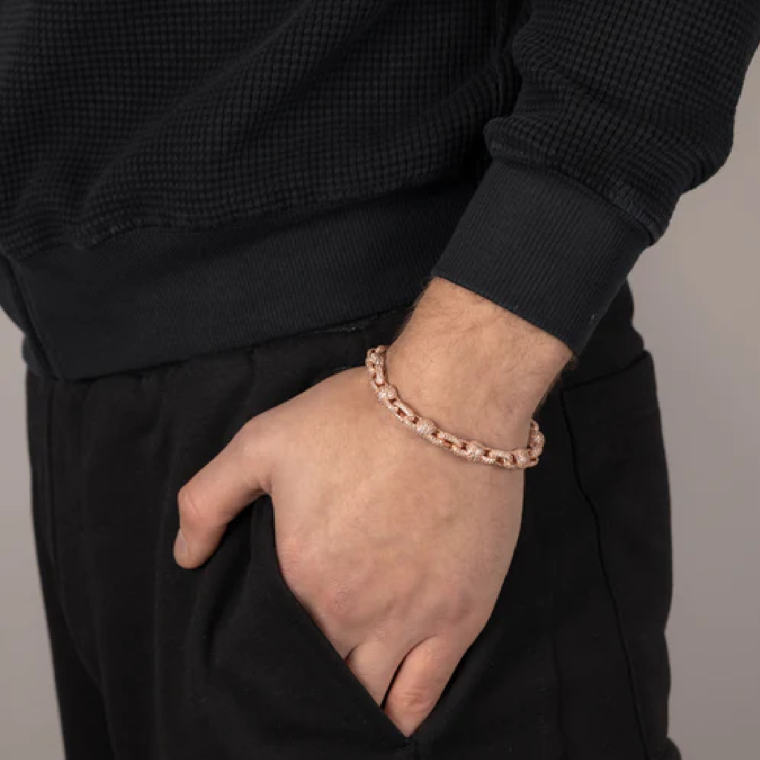Bracelet perlé rose gold avec détails zirconium porté au poignet d’un homme, style tendance et élégant