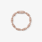 Bracelet perlé rose gold avec détails zirconium porté au poignet d’un homme, style tendance et élégant
