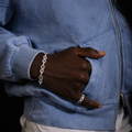 Bracelet chaîne en argent serti de zirconium porté au poignet avec bague assortie, style moderne et élégant
