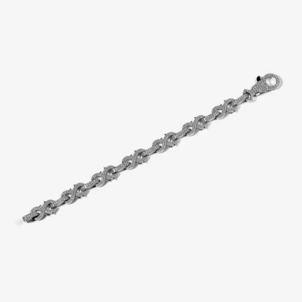 Bracelet chaîne en argent serti de zirconium porté au poignet avec bague assortie, style moderne et élégant
