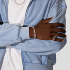 Bracelet chaîne en argent serti de zirconium porté au poignet avec bague assortie, style moderne et élégant