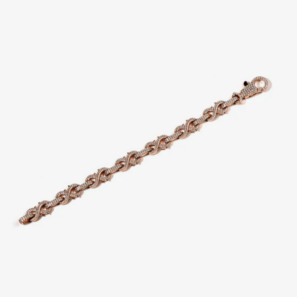 Bracelet chaîne couleur rose gold serti de zirconium porté par un homme avec bague assortie, style moderne et premium