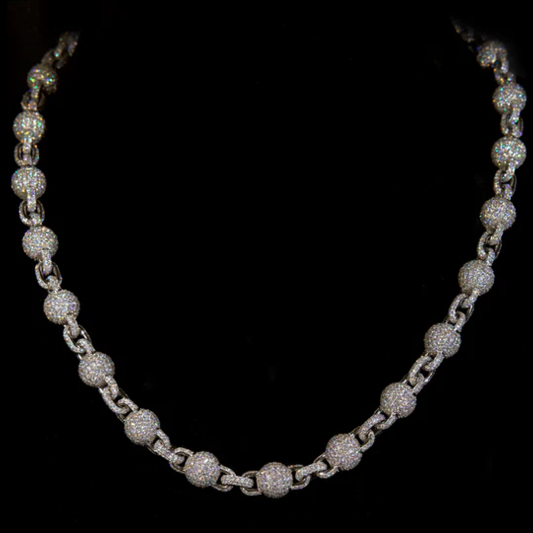 Collier perlé en argent avec zirconium porté par un homme, style élégant et luxueux