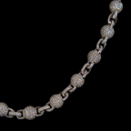 Collier perlé en argent avec zirconium porté par un homme, style élégant et luxueux