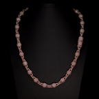 Collier perlé rose gold avec détails zirconium porté par un homme, style élégant et luxueux