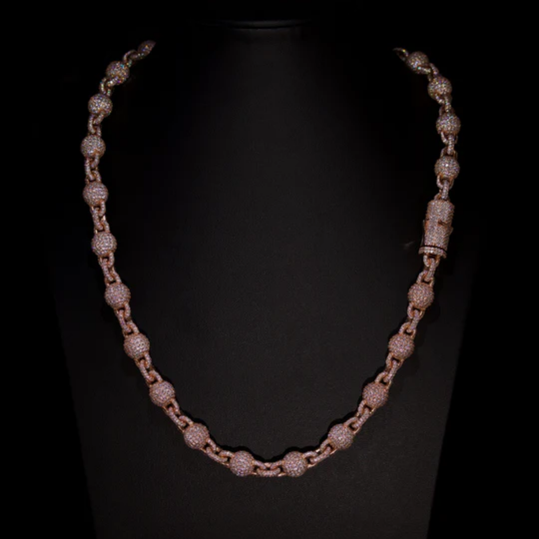 Collier perlé rose gold avec détails zirconium porté par un homme, style élégant et luxueux