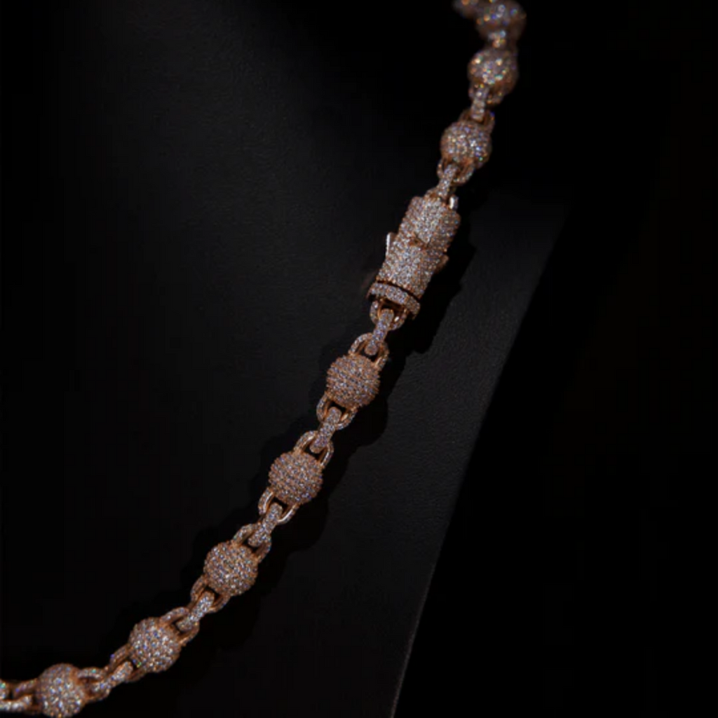 Collier perlé rose gold avec détails zirconium porté par un homme, style élégant et luxueux