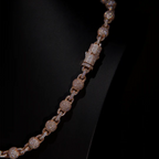 Collier perlé rose gold avec détails zirconium porté par un homme, style élégant et luxueux