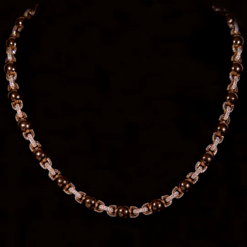 Collier perlé rose gold porté par un homme avec boucles d’oreilles, style tendance et moderne