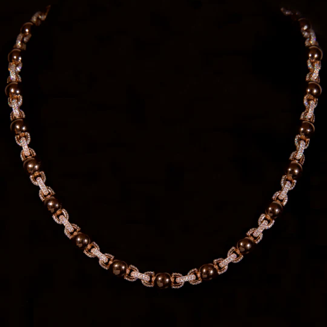 Collier perlé rose gold porté par un homme avec boucles d’oreilles, style tendance et moderne