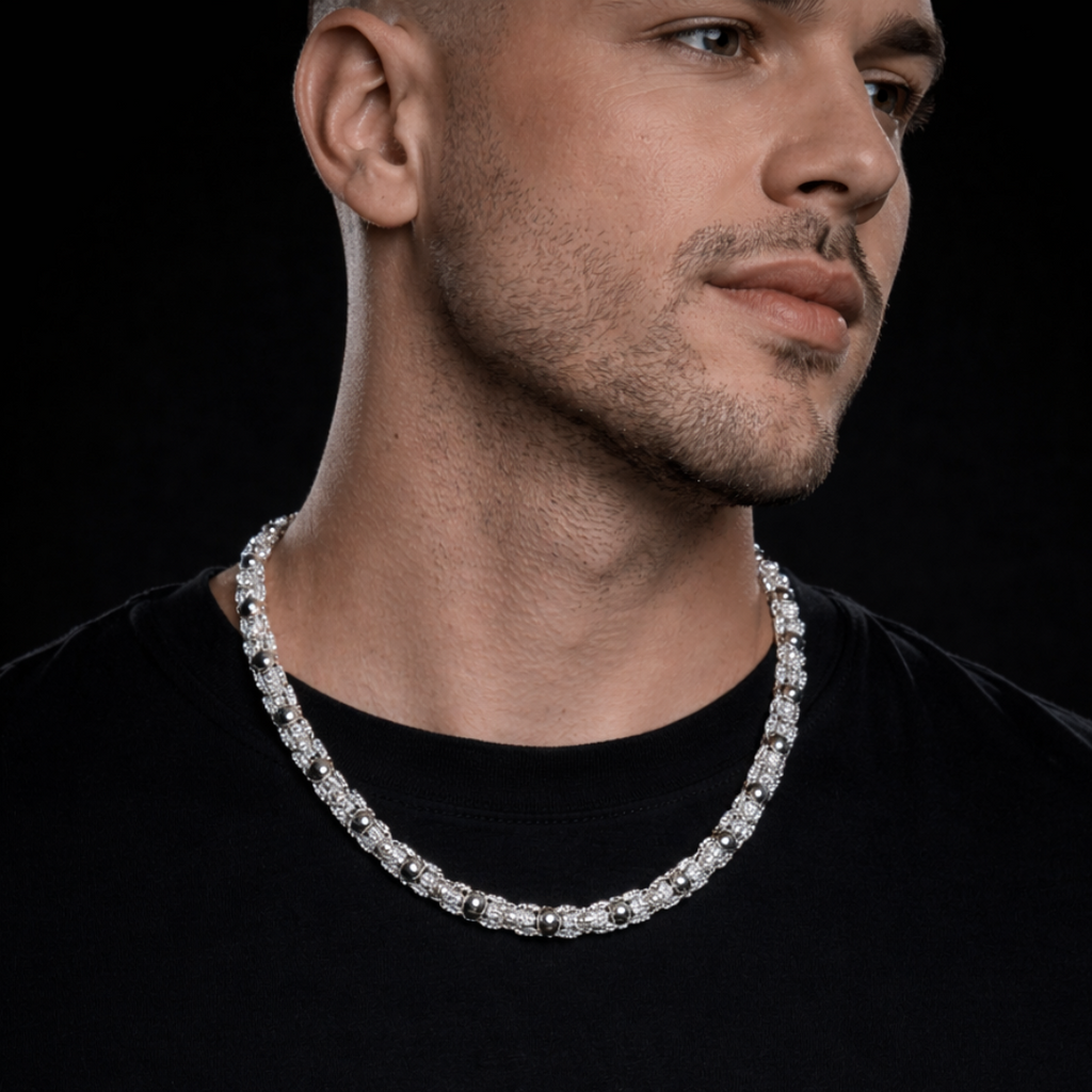 Collier chaîne en argent avec zirconium porté autour du cou d’un homme, style luxueux et moderne