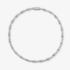 Collier chaîne en argent avec zirconium porté autour du cou d’un homme, style luxueux et moderne