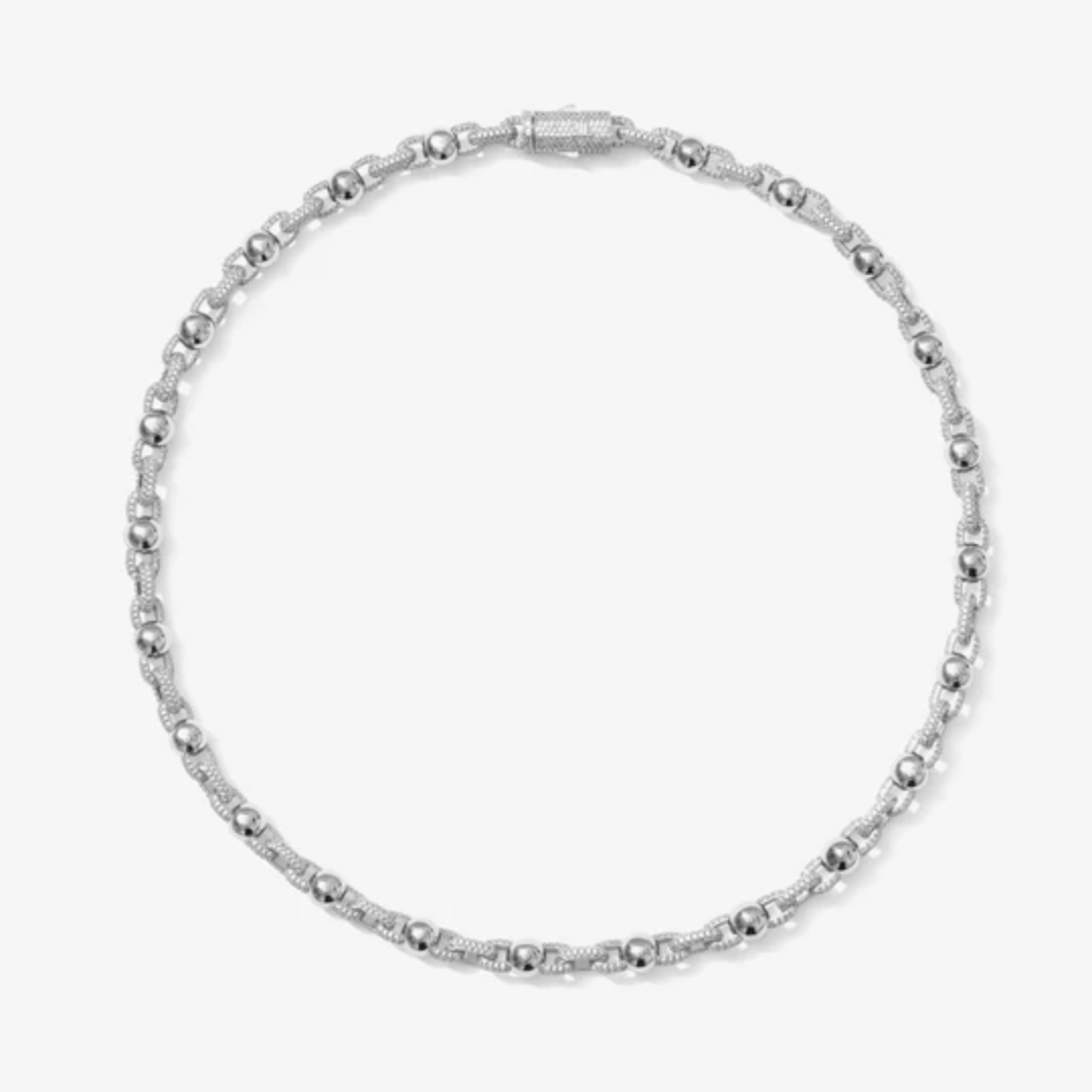 Collier chaîne en argent avec zirconium porté autour du cou d’un homme, style luxueux et moderne