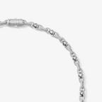Collier chaîne en argent avec zirconium porté autour du cou d’un homme, style luxueux et moderne