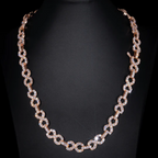 Collier chaîne infinity rose gold porté par un homme avec costume, style élégant et moderne