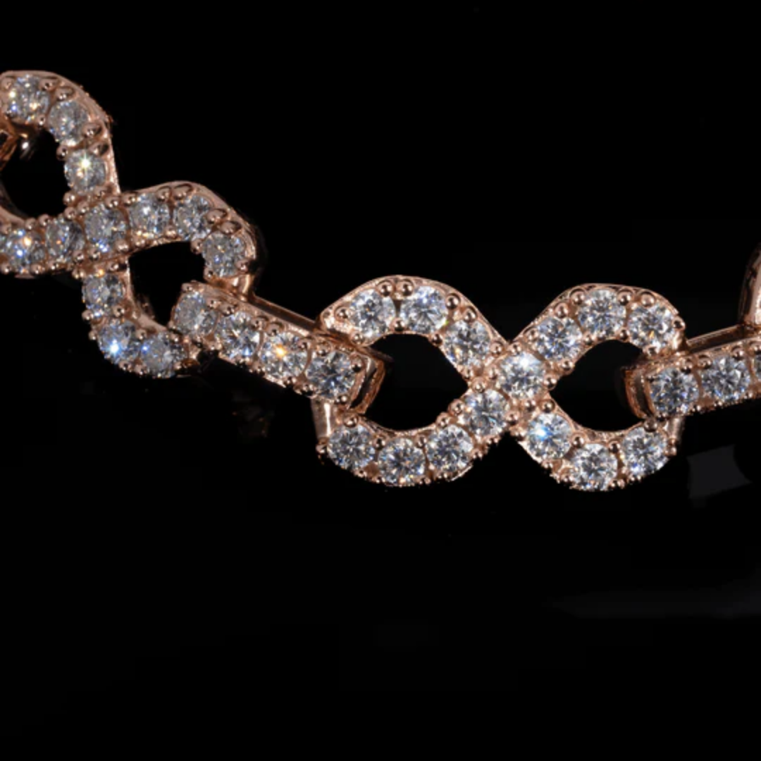 Collier chaîne infinity rose gold porté par un homme avec costume, style élégant et moderne
